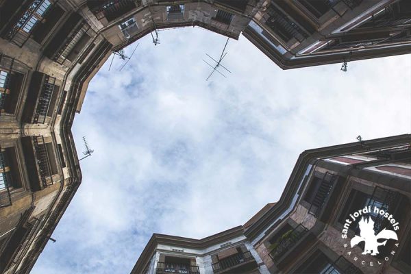 Barcelona Gothic Quarter - looking up