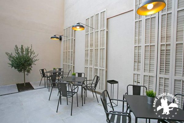 Patio (ground floor) - Rock Palace Hostel Barcelona
