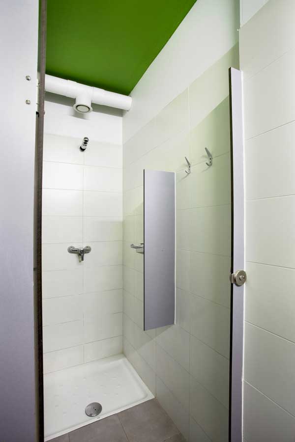 Sant Jordi Hostels Alberg showers