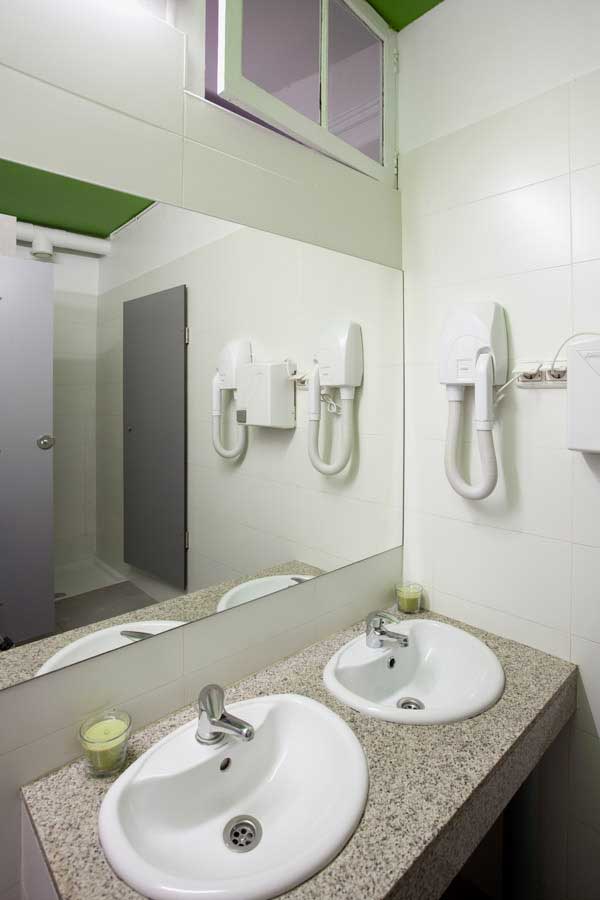 Sant Jordi Hostels Alberg showers