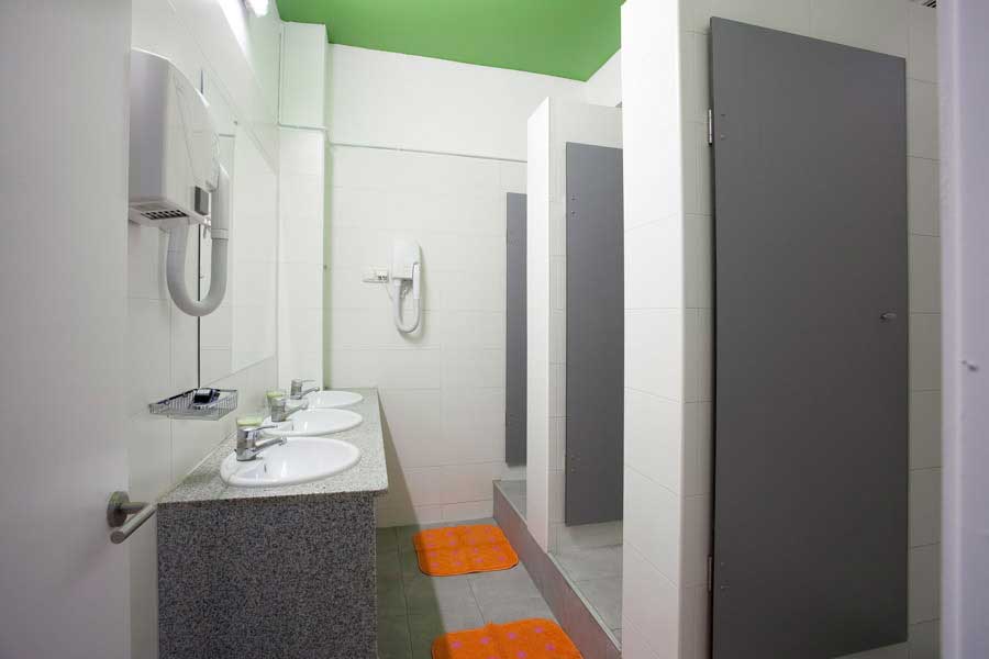 Sant Jordi Hostels Alberg showers