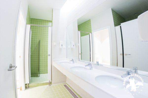 Showers (alternative 4) - Rock Palace Hostel Barcelona