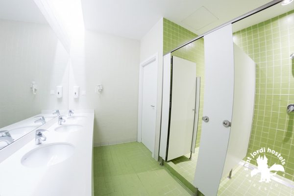 Showers (alternative 3) - Rock Palace Hostel Barcelona