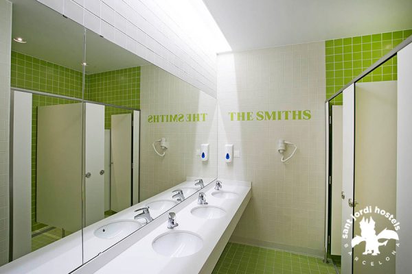Showers (alternative 2) - Rock Palace Hostel Barcelona