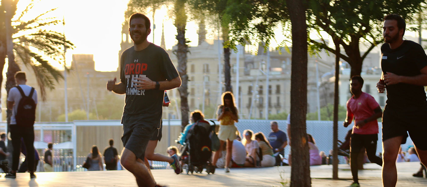 Gente corriendo en un paseo de Barcelona.