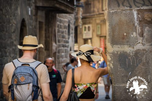 barcelona gothic quarter - tourists