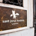 Sant jordi hostels lisbon entrande sign