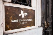 Sant jordi hostels lisbon entrande sign